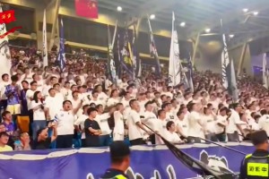 太过分了！天津球迷整体化一高喊：韦世豪，WCNM！😡