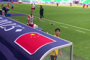 两年前，球迷向韦世豪要球，韦世豪友好回应