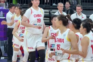 放松vs严肃！中国女篮跟日本赛前出场环节两队的表情对比明显