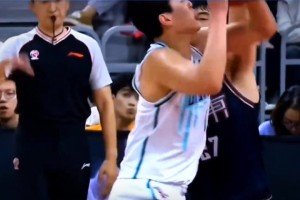 这动作在NBA高低整个恶意犯规吧😂