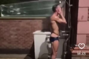 C罗那年直播洗澡，一身的腱子肉这身材真的顶🫠