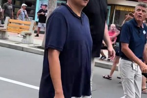 网友偶遇姚明游玩迪士尼乐园：大姚的精神状态越来越好了！！