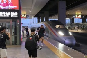 约基奇太会整活了😮，妄想超越高铁的速度？