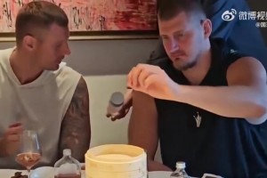 被杨瀚森完爆！约基奇体验吃北京烤鸭 他哥连隔离纸都吃😂