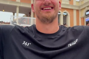 约老师感受到了比丹佛还高的人气~🏀