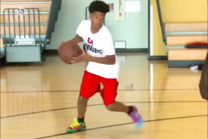 父子局 大鲨鱼手把手指导小鲨鱼篮球技巧🏀