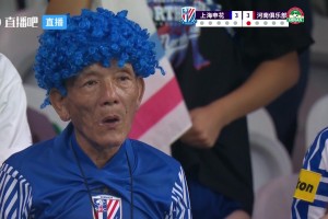 点球大战七轮仍是平局，特写给到斯卢茨基，解说：感觉他要窒息了