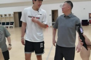 杨瀚森返回青岛和刘维伟亲切寒暄 网友：刘指导水平没得说👍