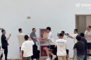 回家太开心了！杨瀚森试图把刘维伟指导抱起来！😂