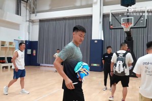 青岛队友把杨瀚森包围，挨个找他签名！小杨一边签一边喊哥😂