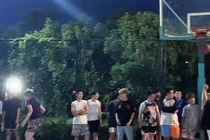 石佛的幽默感！邓肯此前接受杰弗森采访：马努替补裁掉帕克！