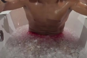 冰火两重天😳38岁胡尔克桑拿房出来后直接泡冰浴，身体太强了