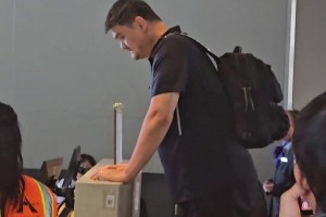 网友从洛杉矶飞上海航班偶遇姚明：本人是真高啊🤣🤣🤣
