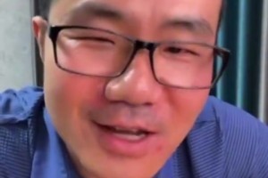 简直炸裂！徐静雨此前在直播中献唱《我只在乎你》🤣