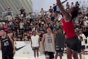 莫兰特刚抵达中国就上演逆天扣篮🤯引得现场球迷惊呼连连！！