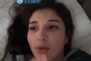 美女小姐姐曝光：我和爱德华兹是校友，当初曾帮他在代数考试作弊，不然他得考0分
