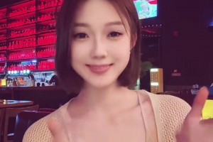 中超美女主持也喜欢泡吧喝点小酒呀~这可能就是桃花渐欲迷人眼