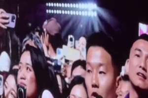 歌迷在周杰伦演唱会上想点一首《枫》纪念科比，杰伦情绪绷不住了