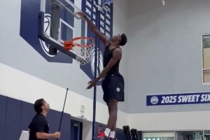 💥轻松摸篮板上沿？？！26届状元热门迪班萨这弹跳太恐怖😱