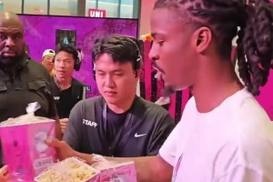 论宠粉是认真的💯莫兰特送爆米花、纪念品！对球迷几乎有求必应