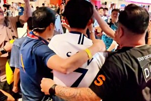 小伙去香港看热刺，因酷似孙兴慜被球迷围着拍照🤣