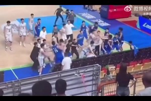 比赛被迫结束💥辽宁山东U21大规模冲突😨有人被围在地上揍