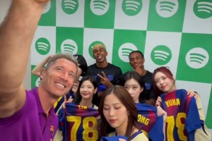 小心翼翼！莱万：老婆，我和女团美女们保持了距离的😂