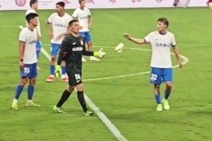 王大雷将队长袖标扔给队友，队友从地上捡起来👀