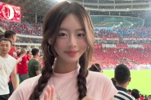 我是真喜欢~蓉城美女球迷颜值这么高啊，好可爱的辣妹子~🤩