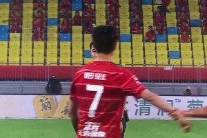 面对世豪的鼓掌，卡牌大师马宁慢一秒都是对南博赛文的不尊重😂