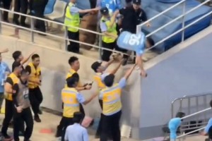 吓人！网传毛伟杰粉丝对面大连球迷骂偶像，激情之下掉下看台😱