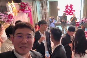 刘传兴结婚啦！他跪着都快比旁边小姐姐站着还高啦😂