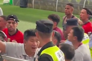 球迷要海港球员球衣被申花球迷暴力推搡，海港球员一旁赶忙劝阻