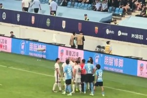 两队爆发冲突！现场大连球迷齐喊：红牌！😡