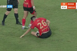 镜头显示：胡靖昏厥前几分钟曾与对手发生冲撞，手捂腹部表情痛苦