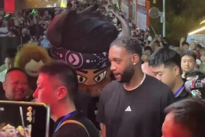T-MAC真帅啊！麦迪空降贵州村BA现场，人气爆棚！