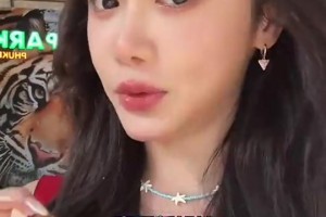 谁说老虎的屁股摸不得？美娜就摸给你看😂