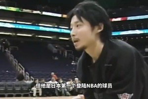 穆里尼奥赛后给一旁的记者抛了媚眼，而范佩西看着有点郁闷🫠