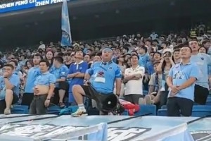 不和谐！深圳球迷赛后用喇叭大骂泰山球员梅帅军
