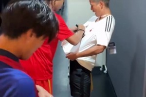 当场跪地情绪崩溃！日本球迷拿到小罗亲笔签名后泪流满面😅