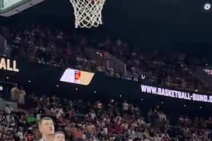 体重320余斤！还记得06年世锦赛碾压美国内线的“小鲨鱼”吗？