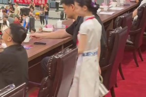 姚明出席姚基金慈善赛，怎么坐着比站着的礼仪小姐姐还高🤣🤣