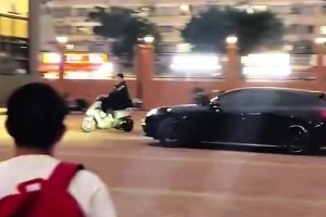 笑死！🤣胡明轩此前开着保时捷，去别徐昕的小电动！