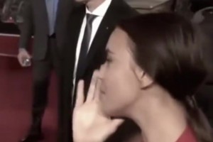 难怪分手…巨石强森当众亲吻伊莲娜，伊莲娜开心地回应：老公🫠