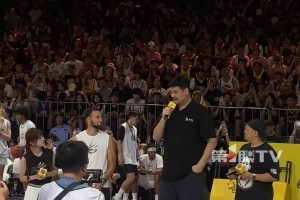 “库中锋”和姚中锋世纪同框！库里开心小跑和姚明拥抱 🏀