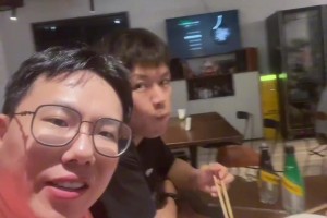 曼联女球迷这么漂亮啊，可惜有男朋友了🫠