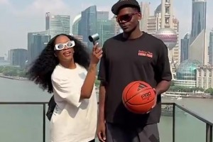 这家庭地位！😂华子游黄浦江时女友举风扇帮降温，还直言：我能游过去