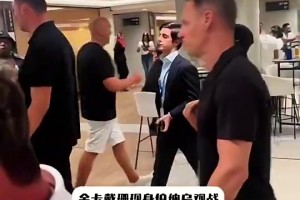 哇！金卡戴珊此前现身伯纳乌观看皇马比赛，这身材着实吸睛😍
