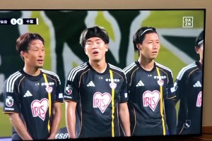 笑死对方😂？对手罚任意球时仙台七夕人墙高举双手，扭屁股干扰