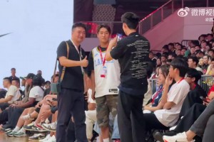 也是詹蜜？韦世豪身穿6号球衣，坐在活动现场第一排
